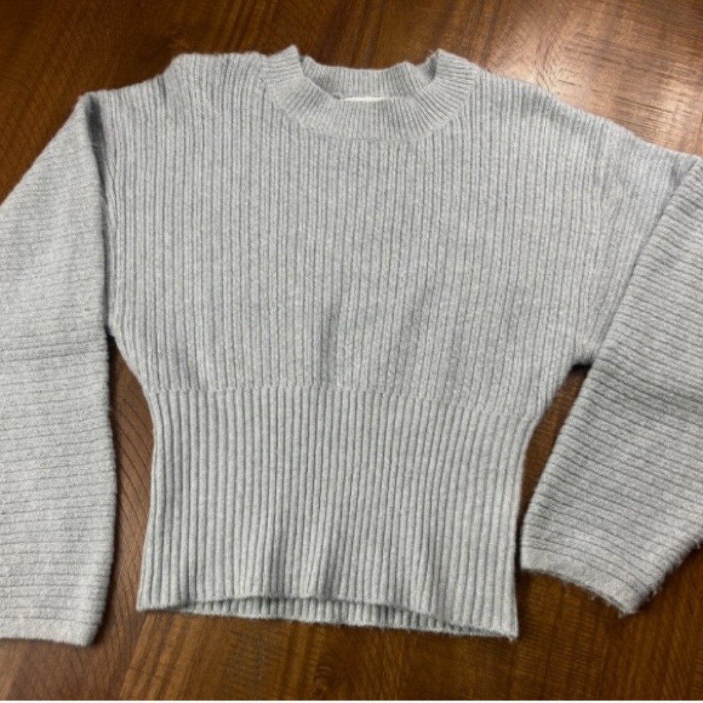 Gray fitted waist sweater